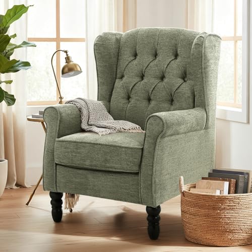 Fauteuil vintage Malol à oreilles, tissu vert sauge, capitonnage boutonné, pieds en bois massif